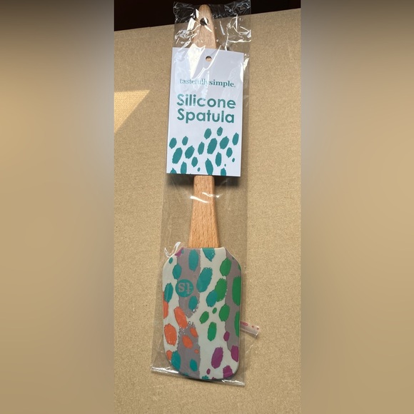 Large Tastefully Simple Spatula - Picture 2 of 3